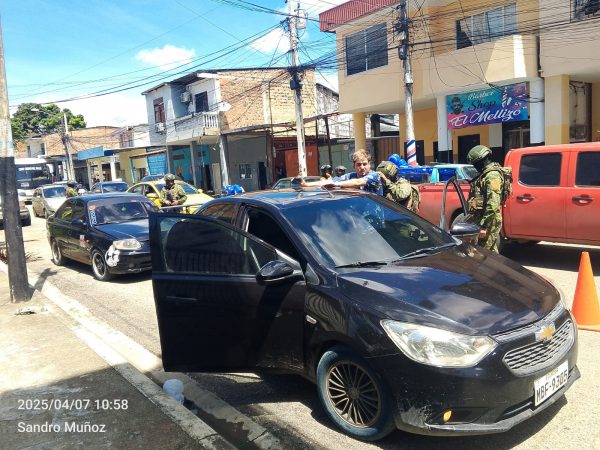 Portoviejo refuerza la seguridad con 20 puntos de control militar para armas y explosivos