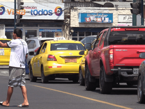 Portoviejo registra tráfico vehicular ligero este jueves en avenidas principales