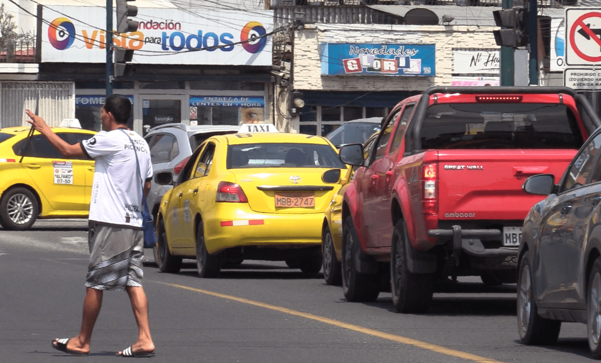 Portoviejo registra tráfico vehicular ligero este jueves en avenidas principales