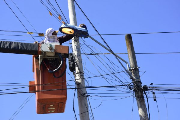 Portoviejo repara más de 1600 lámparas de alumbrado público en 2025