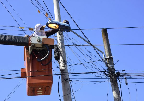 Portoviejo repara más de 1600 lámparas de alumbrado público en 2025