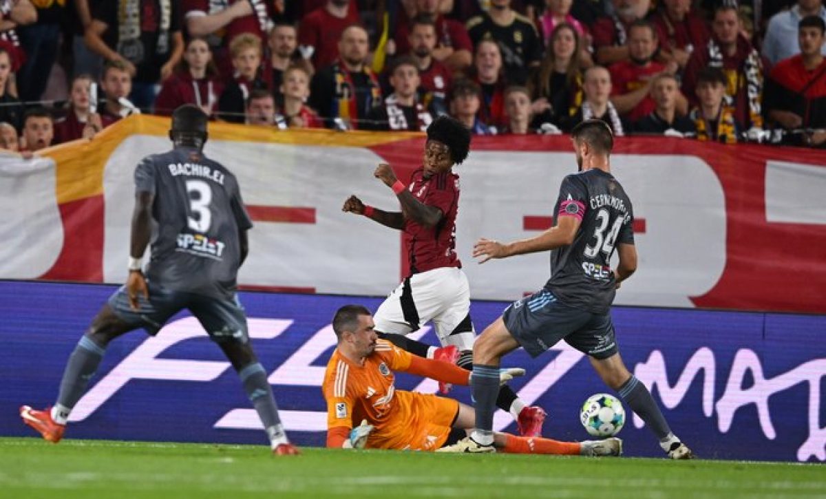 Angelo Preciado fue titular en la victoria de Sparta Praga.