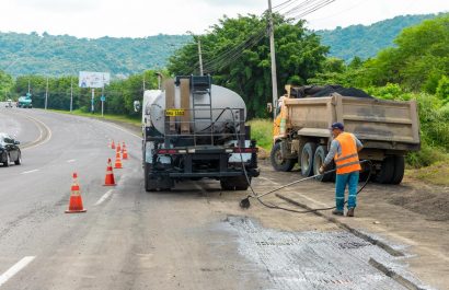 La Prefectura trabaja en el recapeo de la vía, a la altura de Montecristi.