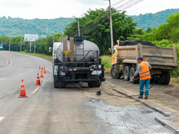 La Prefectura trabaja en el recapeo de la vía, a la altura de Montecristi.
