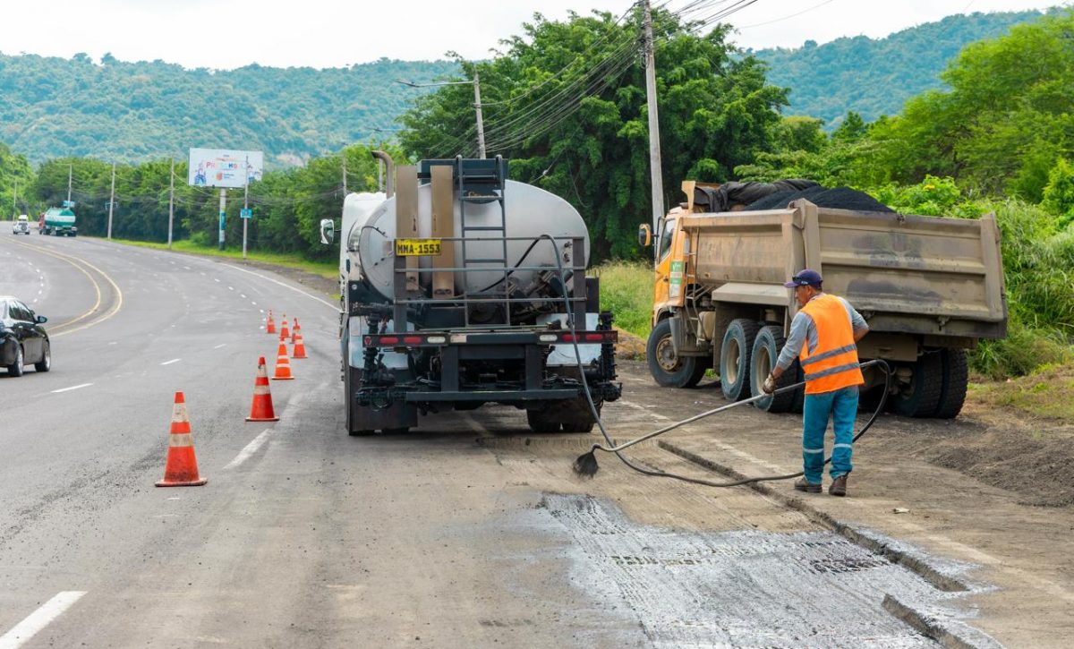 La Prefectura trabaja en el recapeo de la vía, a la altura de Montecristi.
