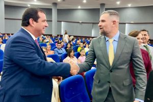 El prefecto de Manabí, Leonardo Orlando, junto al rector de la Espam, Guillermo Félix. celebran el premio.