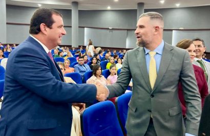 El prefecto de Manabí, Leonardo Orlando, junto al rector de la Espam, Guillermo Félix. celebran el premio.