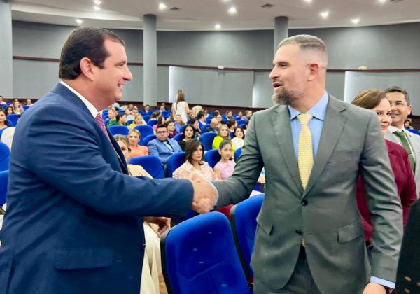 El prefecto de Manabí, Leonardo Orlando, junto al rector de la Espam, Guillermo Félix. celebran el premio.
