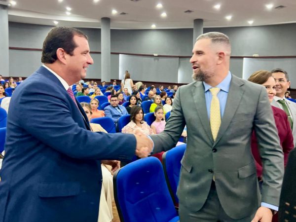 El prefecto de Manabí, Leonardo Orlando, junto al rector de la Espam, Guillermo Félix. celebran el premio.