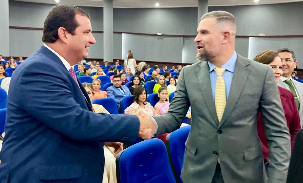 El prefecto de Manabí, Leonardo Orlando, junto al rector de la Espam, Guillermo Félix. celebran el premio.