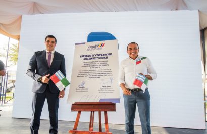 El alcalde de Portoviejo Javier Pincay, junto al ministro (e) de Vivienda, Iván Giler, antes de ser cesado de su cargo.