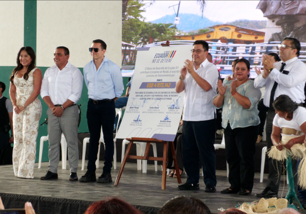 Presidente Daniel Noboa entrega más de 4 millones a GAD de Manabí para obras prioritarias