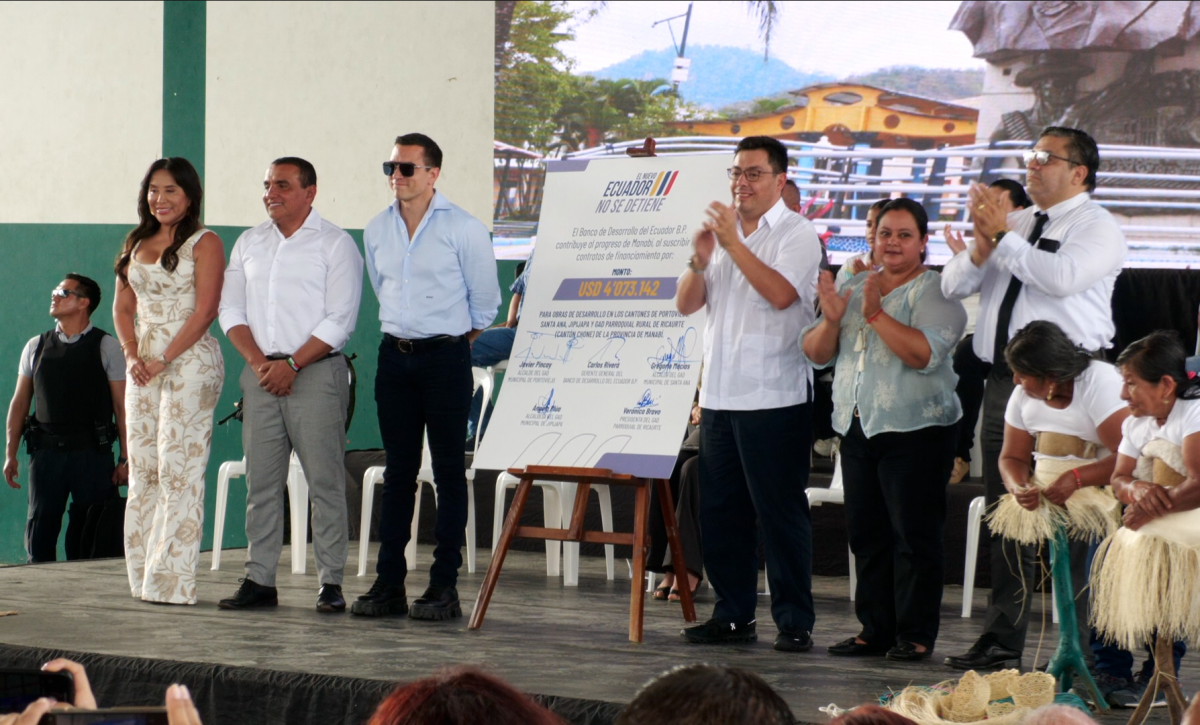 Presidente Daniel Noboa entrega más de 4 millones a GAD de Manabí para obras prioritarias