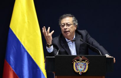 Presidente Gustavo Petro ofrece asilo en Colombia a opositores ecuatorianos "perseguidos" tras denuncia de lista negra en Ecuador.