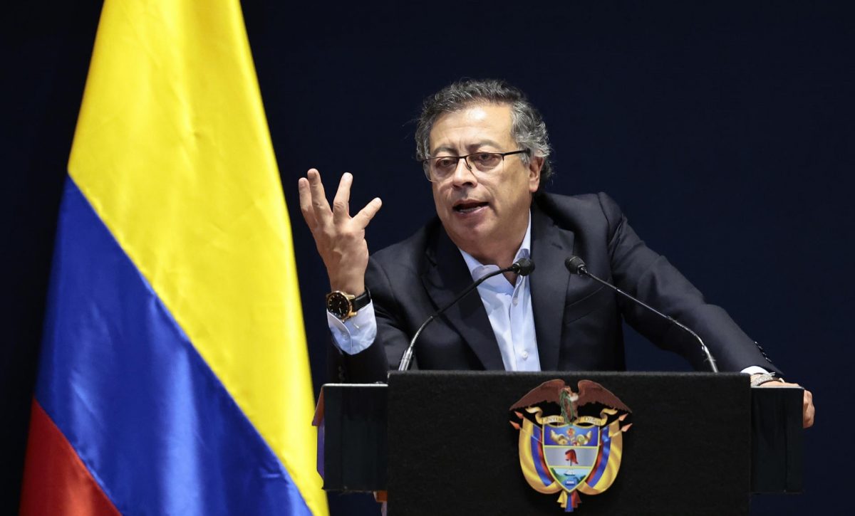 Presidente Gustavo Petro ofrece asilo en Colombia a opositores ecuatorianos "perseguidos" tras denuncia de lista negra en Ecuador.
