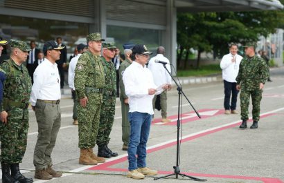 Presidente Petro encabeza acto con líderes de bandas en Medellín por diálogos de paz