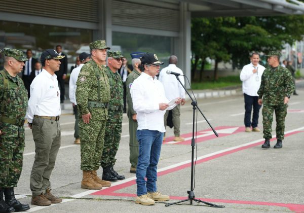 Presidente Petro encabeza acto con líderes de bandas en Medellín por diálogos de paz