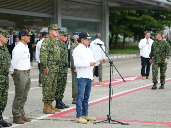 Presidente Petro encabeza acto con líderes de bandas en Medellín por diálogos de paz
