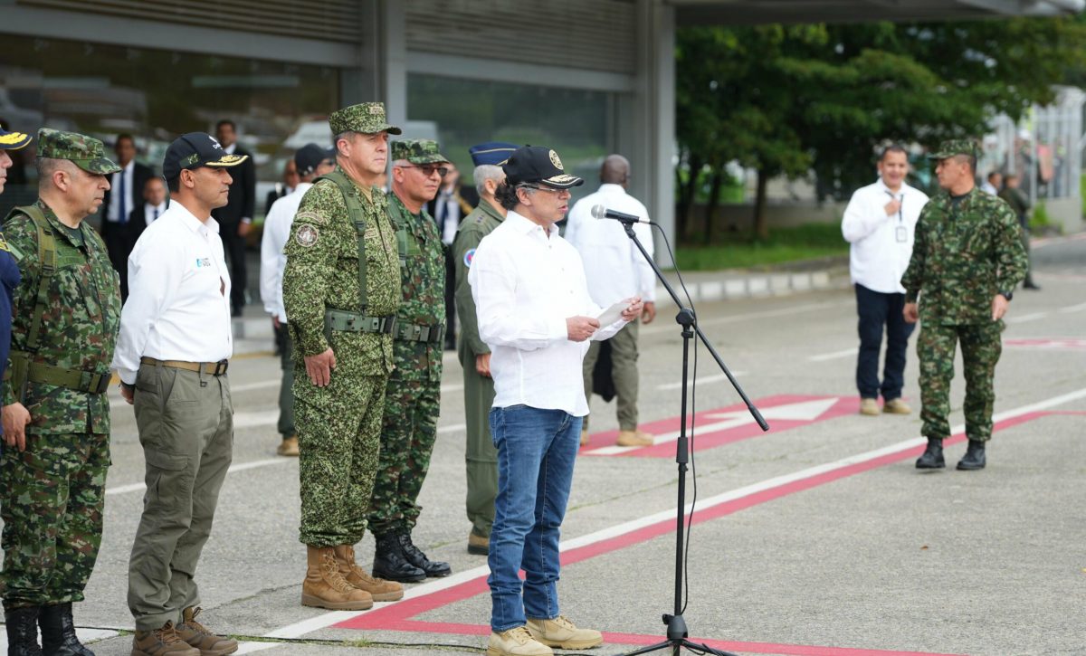Presidente Petro encabeza acto con líderes de bandas en Medellín por diálogos de paz