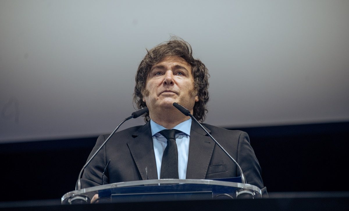 Presidente argentino Javier Milei atribuye la lluvia de piedras contra él a la desesperación política