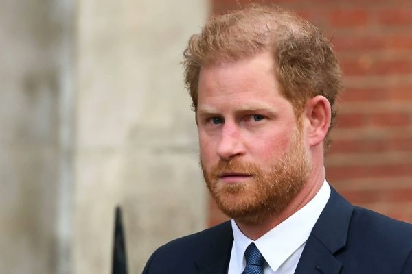 El príncipe Harry está evaluando cambiar su apellido Mountbatten-Windsor por Spencer.