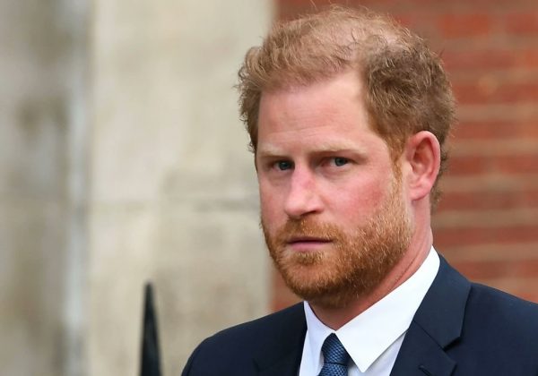 El príncipe Harry está evaluando cambiar su apellido Mountbatten-Windsor por Spencer.
