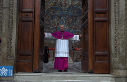 Procesión solemne y “Extra omnes” marcan el comienzo del Cónclave 2025 en el Vaticano y el mundo queda a la espera del nuevo papa