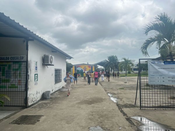 Proceso electoral se desarrolla con normalidad en la Unidad Educativa Pedro Balda Cucalón de Manta