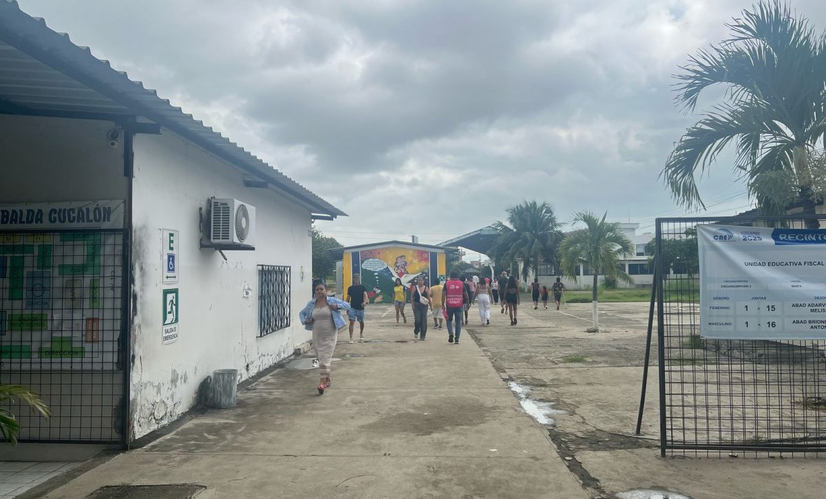 Proceso electoral se desarrolla con normalidad en la Unidad Educativa Pedro Balda Cucalón de Manta