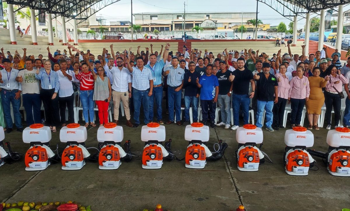 Los productores recibieron las bombas que las utilizarán para  tratamientos desinfectantes.