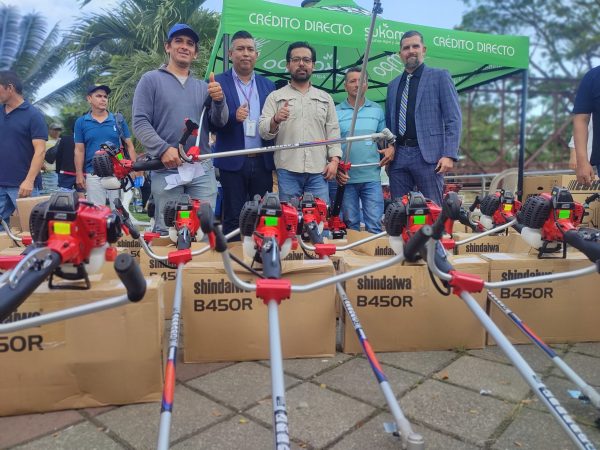 Entre las herramientas que recibieron los productores, constan motoguadañas.