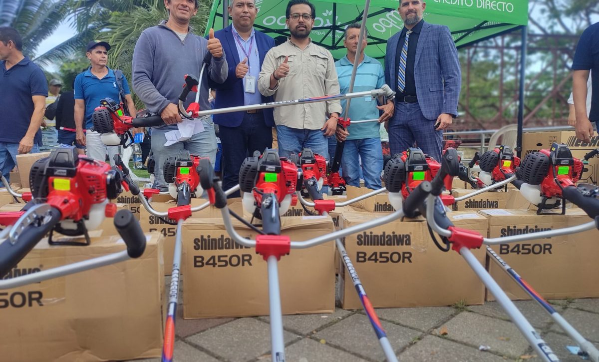 Entre las herramientas que recibieron los productores, constan motoguadañas.