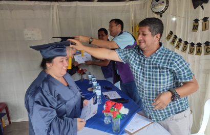 Los productores lucieron su capa y birrete, en la graduación.