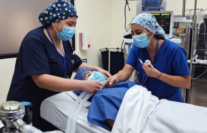 Profesionales atenderán a niños que accederán a cirugías gratuitas de labio fisurado y paladar hendido como parte de la campaña Operación Sonrisa en Santo Domingo.