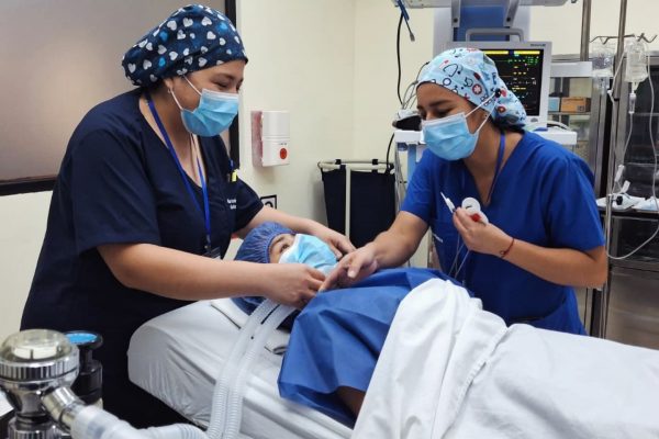 Profesionales atenderán a niños que accederán a cirugías gratuitas de labio fisurado y paladar hendido como parte de la campaña Operación Sonrisa en Santo Domingo.