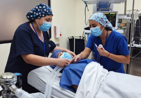 Profesionales atenderán a niños que accederán a cirugías gratuitas de labio fisurado y paladar hendido como parte de la campaña Operación Sonrisa en Santo Domingo.
