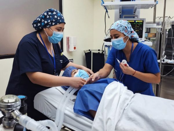 Profesionales atenderán a niños que accederán a cirugías gratuitas de labio fisurado y paladar hendido como parte de la campaña Operación Sonrisa en Santo Domingo.