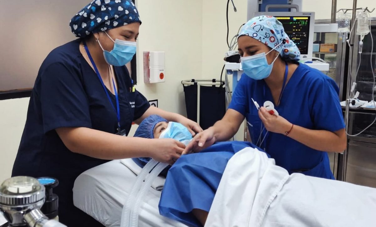 Profesionales atenderán a niños que accederán a cirugías gratuitas de labio fisurado y paladar hendido como parte de la campaña Operación Sonrisa en Santo Domingo.