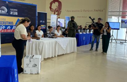 Prohibición del uso de celulares en la Segunda Vuelta de las Elecciones en Ecuador rige desde entrega de cédula, detalló el CNE en un taller