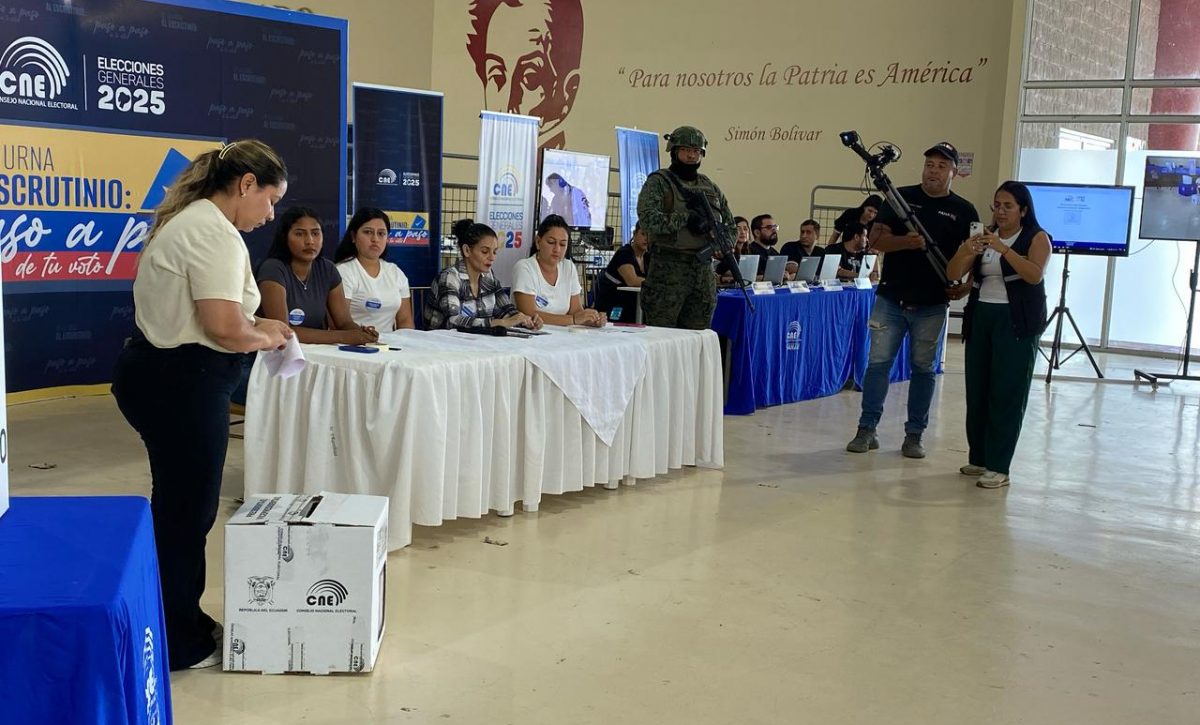 Prohibición del uso de celulares en la Segunda Vuelta de las Elecciones en Ecuador rige desde entrega de cédula, detalló el CNE en un taller