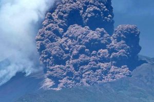 Protección Civil mantiene vigilancia tras nueva actividad del Etna en Sicilia.