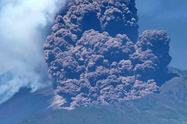 Protección Civil mantiene vigilancia tras nueva actividad del Etna en Sicilia.