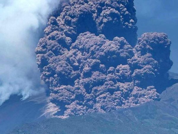 Protección Civil mantiene vigilancia tras nueva actividad del Etna en Sicilia.
