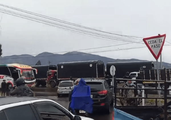 Protesta de transportistas en Carchi paraliza vía Panamericana por aumento de robos