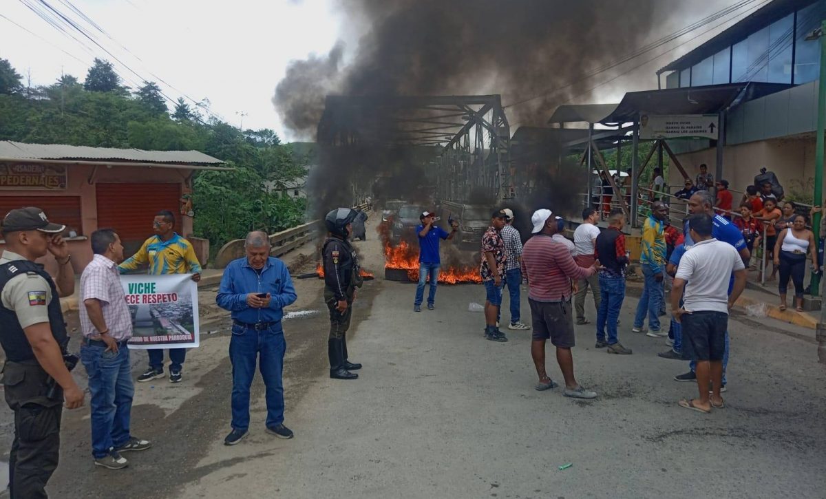 Protesta en Viche bloquea vía Quinindé-Esmeraldas: Gobierno abre diálogo