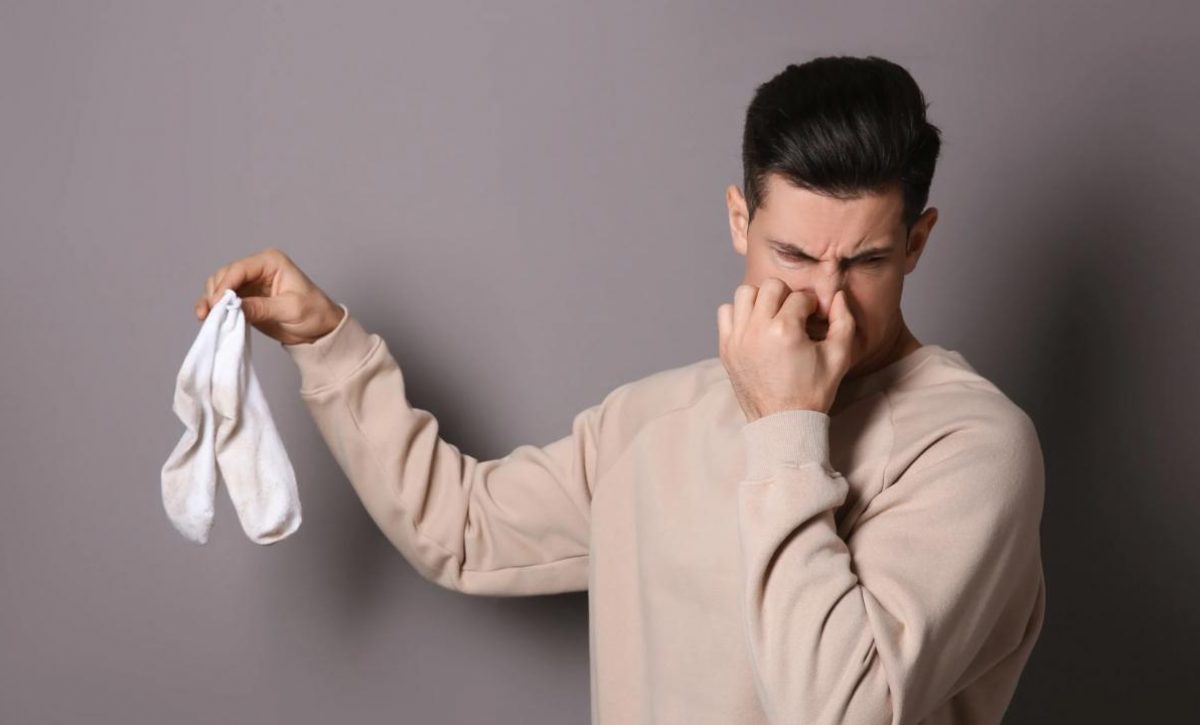 ¿Qué hábitos debes abandonar para decir adiós al olor en los pies?