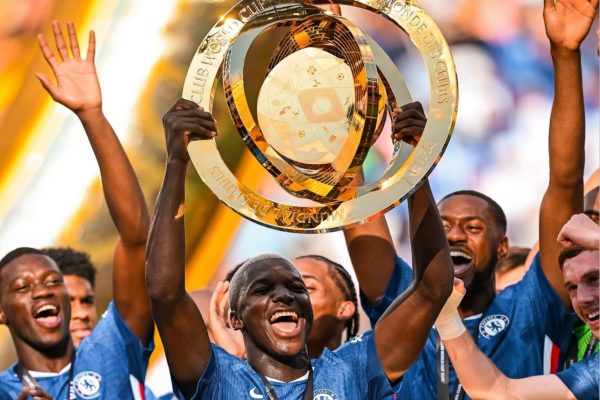 ¿Qué pasó ahí? Moisés Caicedo recibió el Balón de Bronce pero quedó fuera del 11 ideal del Mundial de Clubes