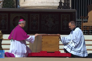 Qué significa el Evangelio sobre el féretro del papa Francisco Este es su propósito