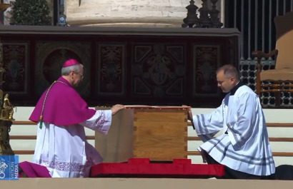 Qué significa el Evangelio sobre el féretro del papa Francisco Este es su propósito