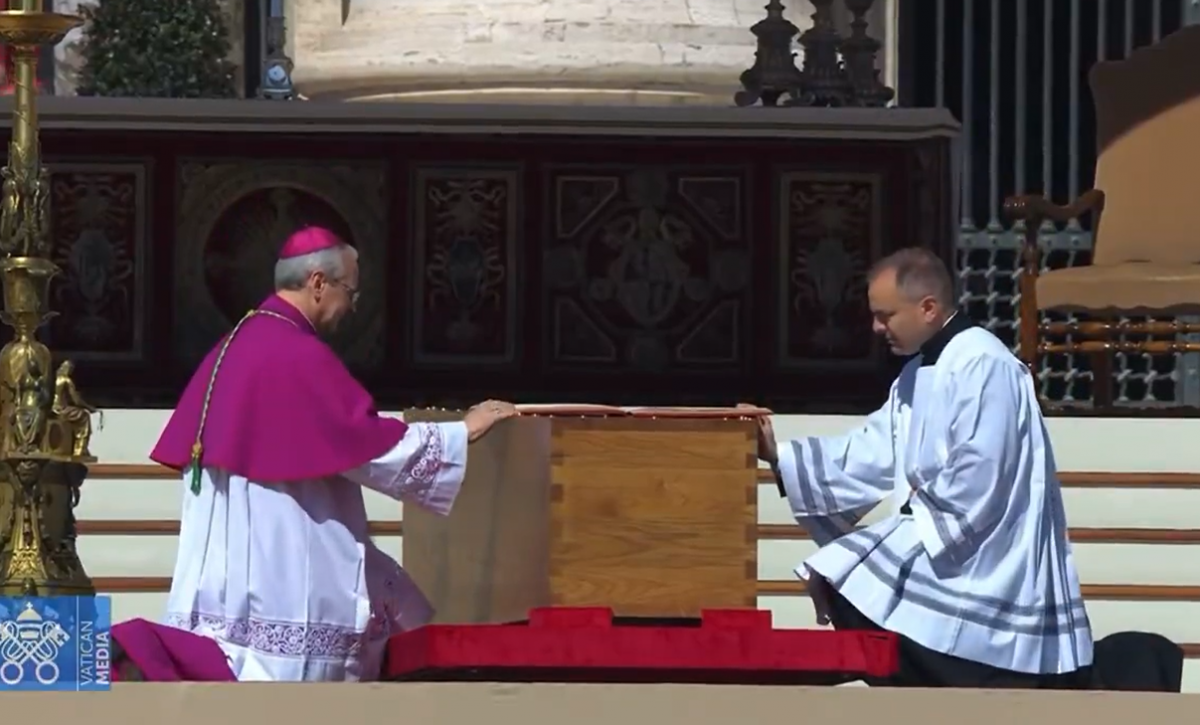 Qué significa el Evangelio sobre el féretro del papa Francisco Este es su propósito